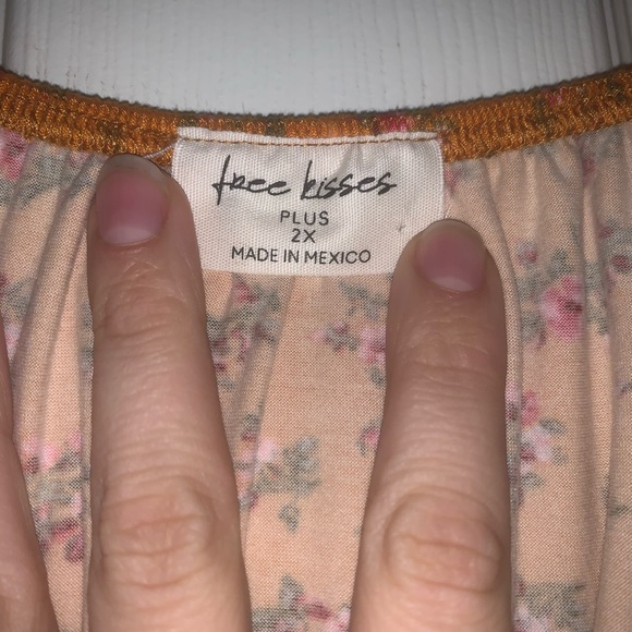 💜Free Kisses on or off the shoulder blouse💜 - Picture 5 of 5